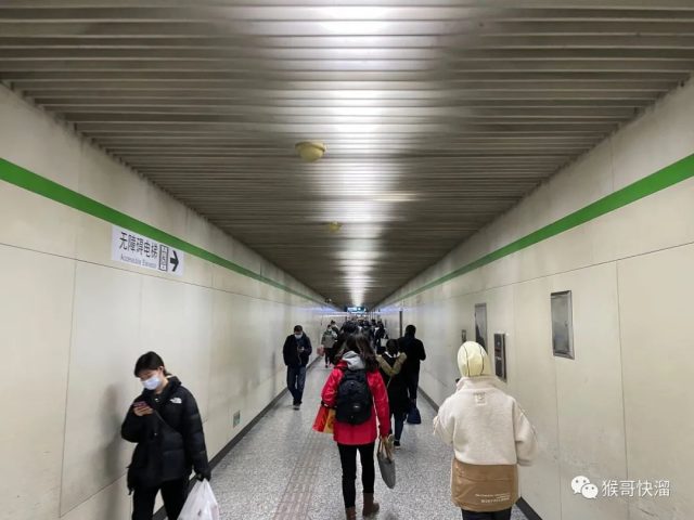 二号线淞虹路通道，下班高峰人比通常少了将近一半