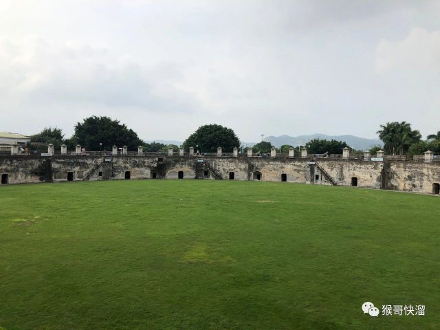 石炮台圆形城堡的内景。如果放大看，建筑物上方（图片右侧）有一个炮，正对汕头港。