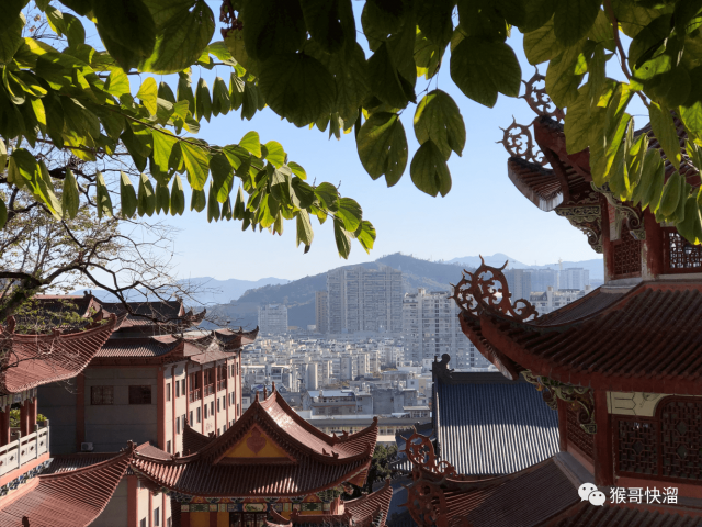 寺庙建在山上，能一览县城之景色。