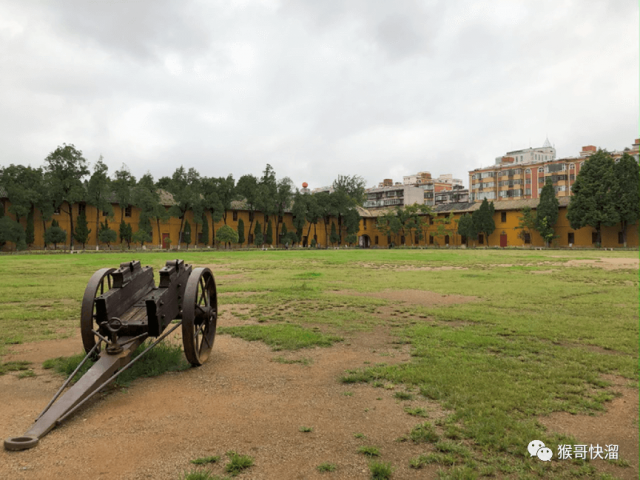 讲武堂四面建筑环抱，中间一片大草坪